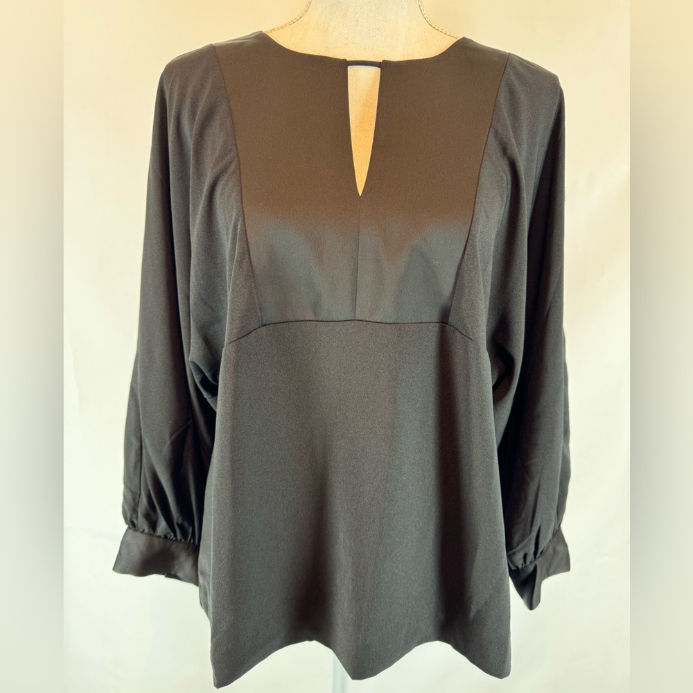 J Crew Women Black V-Neck Satin-Backed Keyhole Crepe Top Button Medium AG548 NWT